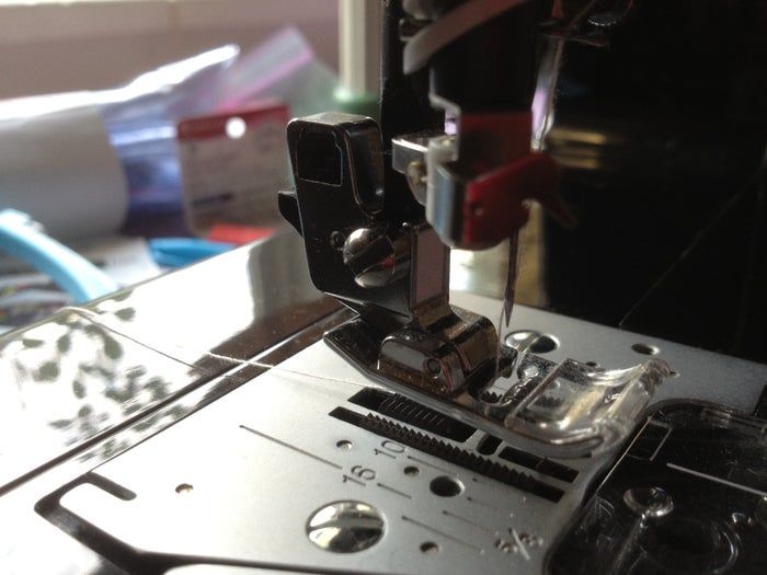 低成本机绣手工教程：用缝纫机制作个性化礼物全攻略-第6张图片-趣作屋