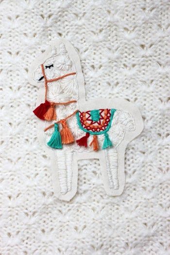 手工刺绣羊驼教程:从毛衣改造到创意手提包装饰-第22张图片-趣作屋 手工刺绣羊驼教程:从毛衣改造到创意手提包装饰-第22张图片-趣作屋