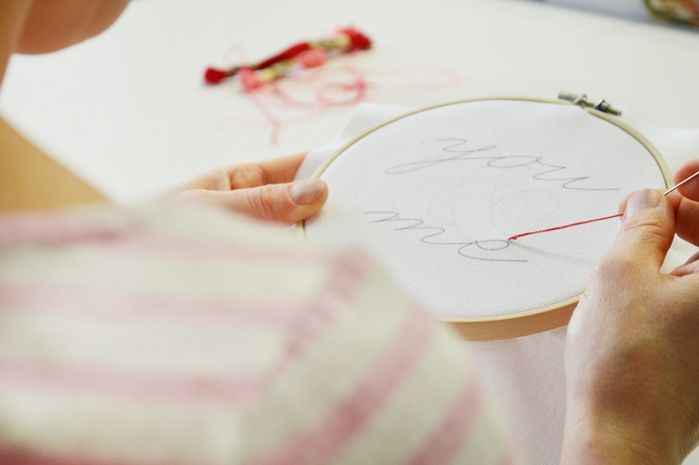 情人节DIY爱心刺绣教程：亲手制作浪漫挂墙艺术品-第7张图片-趣作屋