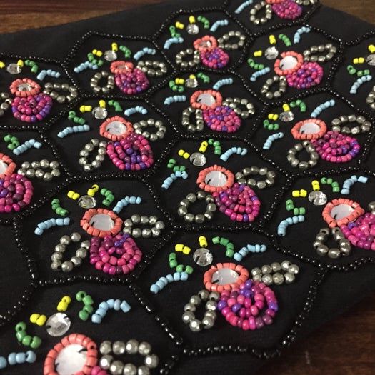 手工刺绣珠片手拿包DIY教程:详细步骤教你制作个性化蜜蜂图案手拿包-第33张图片-趣作屋 手工刺绣珠片手拿包DIY教程:详细步骤教你制作个性化蜜蜂图案手拿包-第33张图片-趣作屋