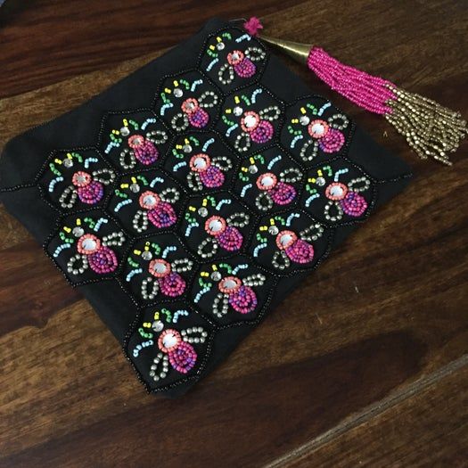 手工刺绣珠片手拿包DIY教程:详细步骤教你制作个性化蜜蜂图案手拿包-第32张图片-趣作屋 手工刺绣珠片手拿包DIY教程:详细步骤教你制作个性化蜜蜂图案手拿包-第32张图片-趣作屋