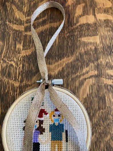 圣诞节十字绣装饰品DIY教程:手工制作个性化挂饰-第18张图片-趣作屋 圣诞节十字绣装饰品DIY教程:手工制作个性化挂饰-第18张图片-趣作屋