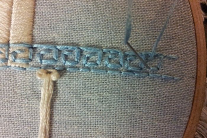 手工刺绣入门教程：掌握回针绣、茎状绣与缎面绣技巧-第8张图片-趣作屋