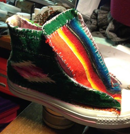 低成本DIY修补匡威鞋教程：用墨西哥毯子打造个性运动鞋-第10张图片-趣作屋