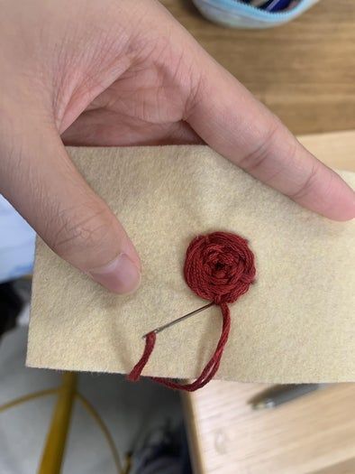 手工刺绣玫瑰教程:打造个性化装饰礼物-第13张图片-趣作屋 手工刺绣玫瑰教程:打造个性化装饰礼物-第13张图片-趣作屋