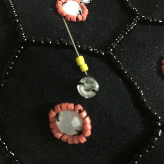 手工刺绣珠片手拿包DIY教程:详细步骤教你制作个性化蜜蜂图案手拿包-第18张图片-趣作屋 手工刺绣珠片手拿包DIY教程:详细步骤教你制作个性化蜜蜂图案手拿包-第18张图片-趣作屋