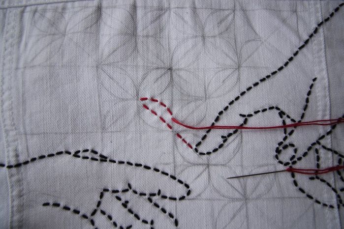 DIY牛仔夹克Sashiko刺绣教程:从零开始的创意手工改造-第30张图片-趣作屋 DIY牛仔夹克Sashiko刺绣教程:从零开始的创意手工改造-第30张图片-趣作屋