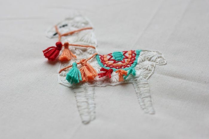 手工刺绣羊驼教程:从毛衣改造到创意手提包装饰-第2张图片-趣作屋 手工刺绣羊驼教程:从毛衣改造到创意手提包装饰-第2张图片-趣作屋