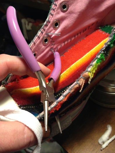 低成本DIY修补匡威鞋教程：用墨西哥毯子打造个性运动鞋-第14张图片-趣作屋