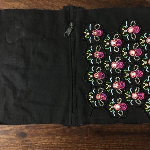 手工刺绣珠片手拿包DIY教程:详细步骤教你制作个性化蜜蜂图案手拿包-第28张图片-趣作屋 手工刺绣珠片手拿包DIY教程:详细步骤教你制作个性化蜜蜂图案手拿包-第28张图片-趣作屋