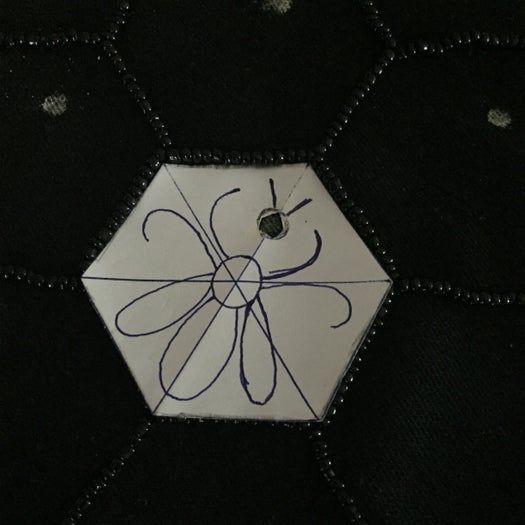 手工刺绣珠片手拿包DIY教程:详细步骤教你制作个性化蜜蜂图案手拿包-第10张图片-趣作屋 手工刺绣珠片手拿包DIY教程:详细步骤教你制作个性化蜜蜂图案手拿包-第10张图片-趣作屋