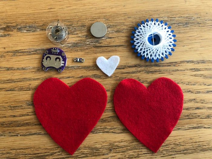 手工制作发光心形布艺教程：用导电线与LED打造个性饰品-第3张图片-趣作屋