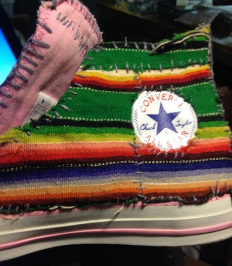 低成本DIY修补匡威鞋教程：用墨西哥毯子打造个性运动鞋-第12张图片-趣作屋
