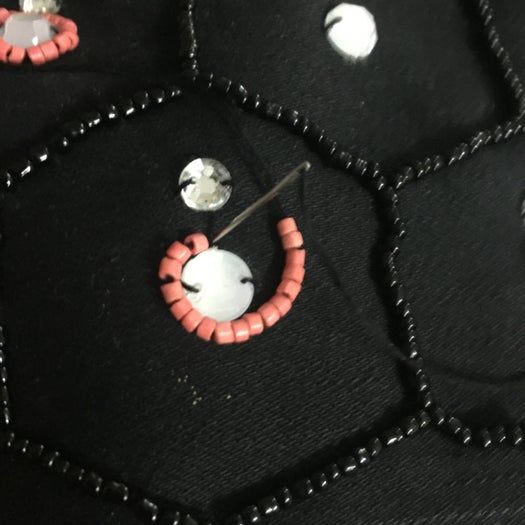 手工刺绣珠片手拿包DIY教程:详细步骤教你制作个性化蜜蜂图案手拿包-第15张图片-趣作屋 手工刺绣珠片手拿包DIY教程:详细步骤教你制作个性化蜜蜂图案手拿包-第15张图片-趣作屋