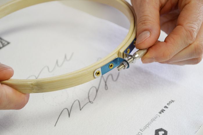 情人节DIY爱心刺绣教程：亲手制作浪漫挂墙艺术品-第3张图片-趣作屋