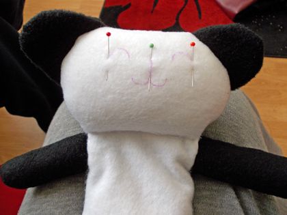 手工制作熊猫加热枕教程:简单步骤打造温暖玩具与暖手宝-第23张图片-趣作屋