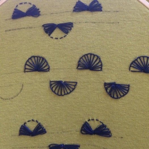 手工刺绣教程：在T恤上绣制靛蓝色图案-第9张图片-趣作屋