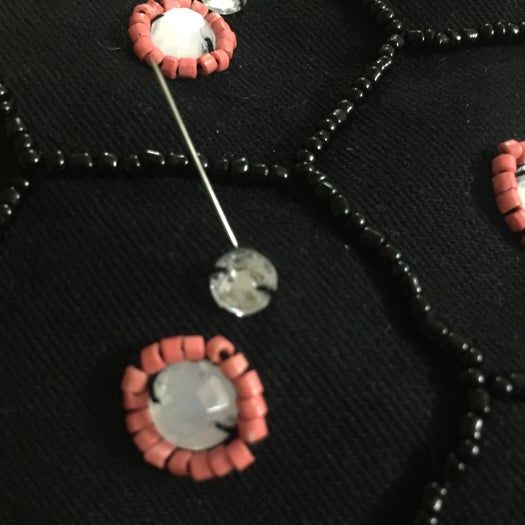 手工刺绣珠片手拿包DIY教程:详细步骤教你制作个性化蜜蜂图案手拿包-第17张图片-趣作屋 手工刺绣珠片手拿包DIY教程:详细步骤教你制作个性化蜜蜂图案手拿包-第17张图片-趣作屋