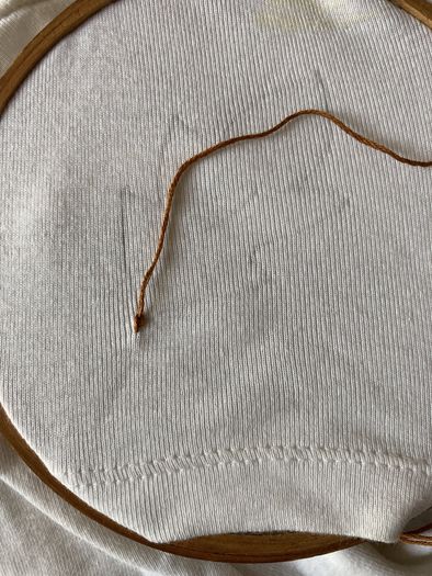 手工刺绣T恤教程：简单针法打造个性化设计-第8张图片-趣作屋