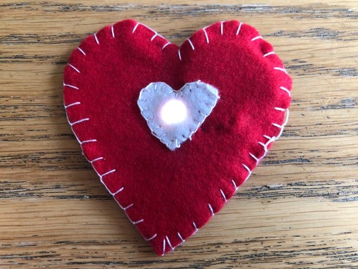 手工制作发光心形布艺教程：用导电线与LED打造个性饰品-第14张图片-趣作屋