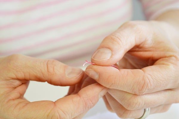 情人节DIY爱心刺绣教程：亲手制作浪漫挂墙艺术品-第5张图片-趣作屋