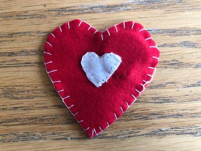 手工制作发光心形布艺教程：用导电线与LED打造个性饰品-第11张图片-趣作屋