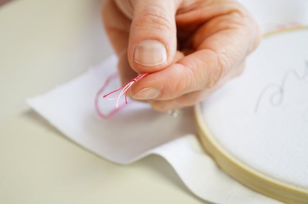 情人节DIY爱心刺绣教程：亲手制作浪漫挂墙艺术品-第6张图片-趣作屋