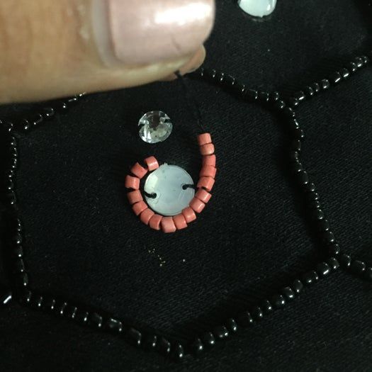 手工刺绣珠片手拿包DIY教程:详细步骤教你制作个性化蜜蜂图案手拿包-第14张图片-趣作屋 手工刺绣珠片手拿包DIY教程:详细步骤教你制作个性化蜜蜂图案手拿包-第14张图片-趣作屋