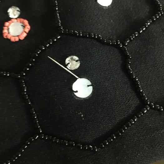 手工刺绣珠片手拿包DIY教程:详细步骤教你制作个性化蜜蜂图案手拿包-第13张图片-趣作屋 手工刺绣珠片手拿包DIY教程:详细步骤教你制作个性化蜜蜂图案手拿包-第13张图片-趣作屋