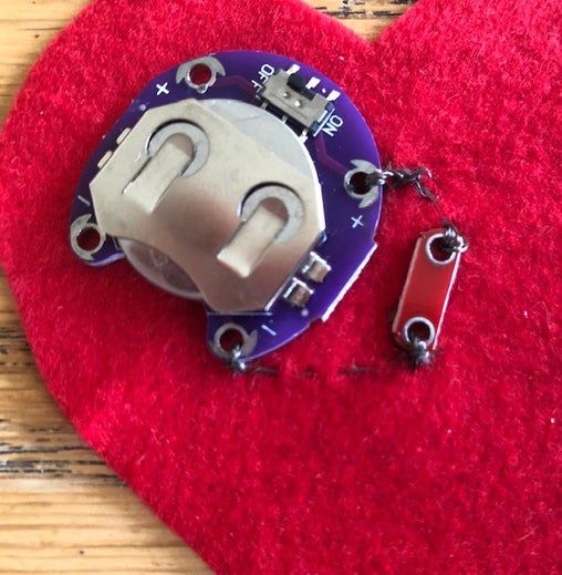 手工制作发光心形布艺教程：用导电线与LED打造个性饰品-第9张图片-趣作屋