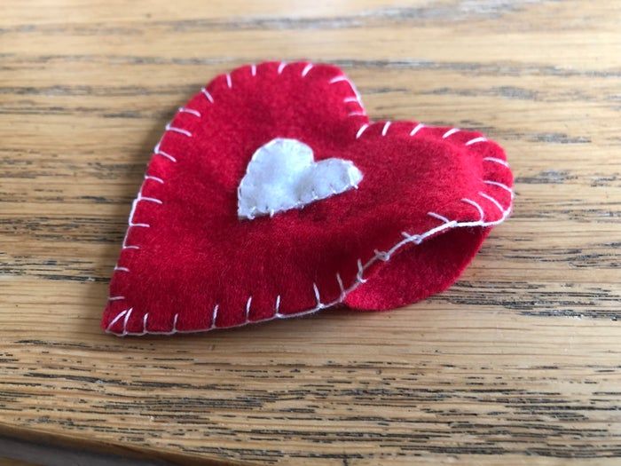 手工制作发光心形布艺教程：用导电线与LED打造个性饰品-第12张图片-趣作屋