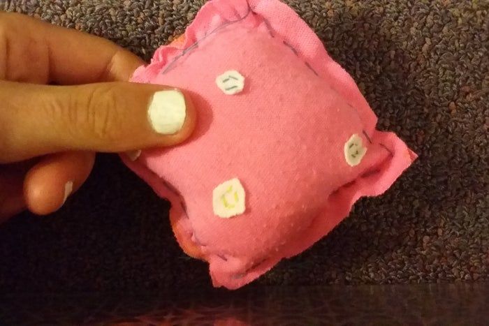 手工缝制小枕头教程:简单10步打造个性靠枕-第30张图片-趣作屋 手工缝制小枕头教程:简单10步打造个性靠枕-第30张图片-趣作屋