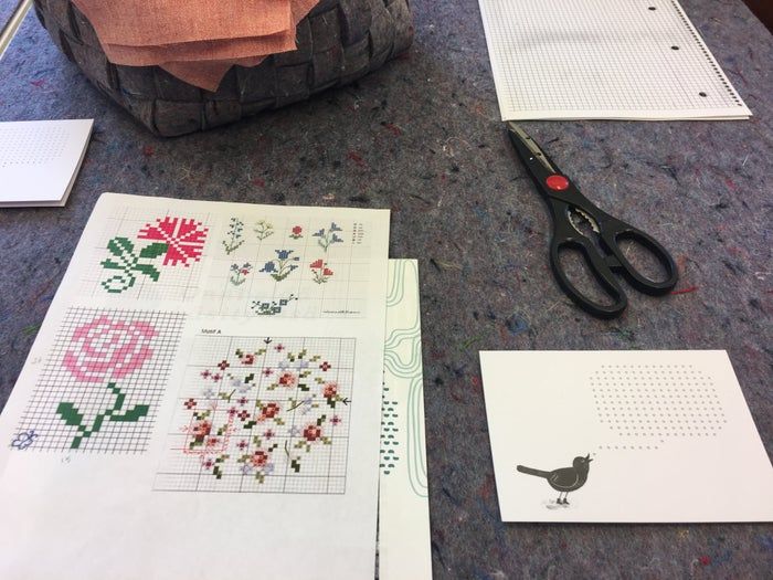 融合传统与科技：DIY会发光的十字绣卡片教程-第1张图片-趣作屋