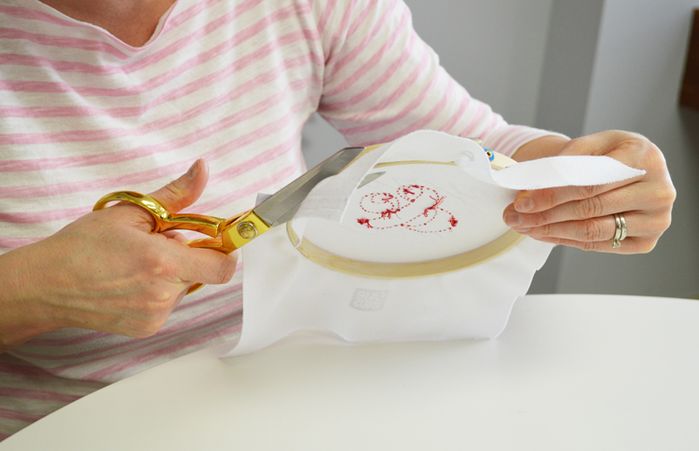 情人节DIY爱心刺绣教程：亲手制作浪漫挂墙艺术品-第10张图片-趣作屋