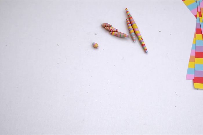 利用废纸制作手工项链教程-第12张图片-趣作屋