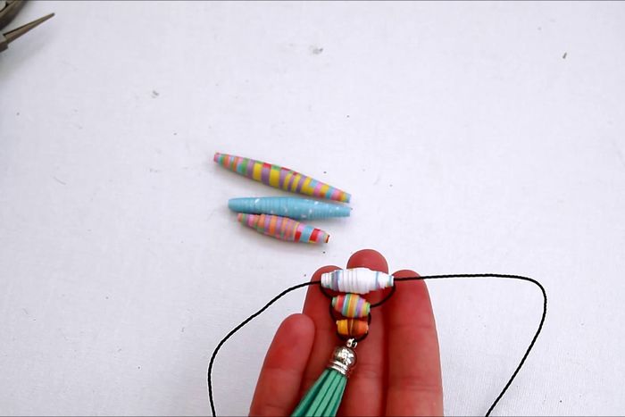 利用废纸制作手工项链教程-第19张图片-趣作屋