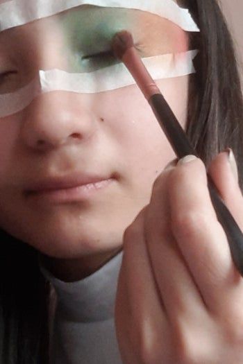 彩虹妆容教程：独特艺术妆容打造指南-第6张图片-趣作屋