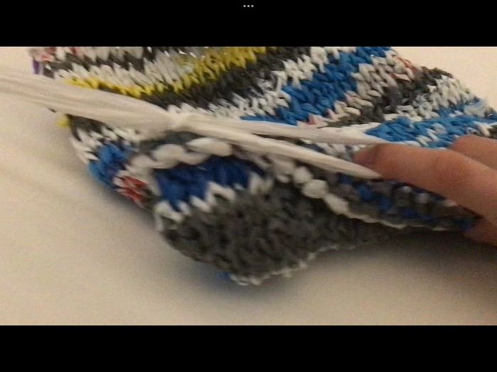 用塑料袋做环保手提包,拯救海洋的DIY教程-第22张图片-趣作屋 用塑料袋做环保手提包,拯救海洋的DIY教程-第22张图片-趣作屋
