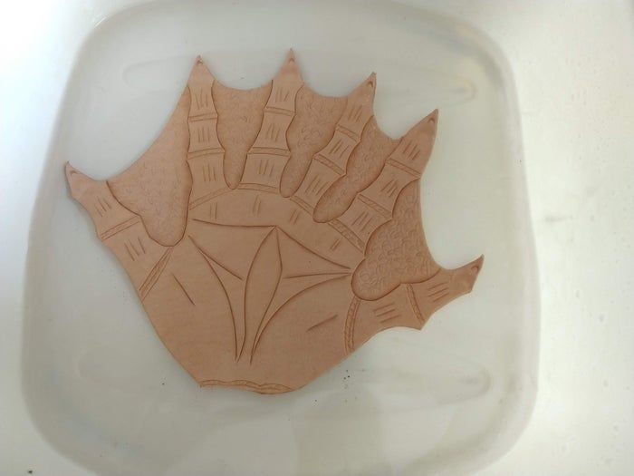创意手工DIY：外星人手造型皮革托盘制作教程-第25张图片-趣作屋
