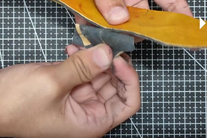 新手也能做！DIY皮质笔袋教程，轻松收纳你的文具-第13张图片-趣作屋