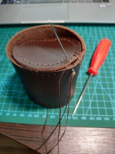 手工制作圆柱形皮革收纳套教程，简单实用的DIY方法-第10张图片-趣作屋