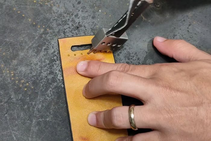 新手也能做！DIY皮质笔袋教程，轻松收纳你的文具-第7张图片-趣作屋