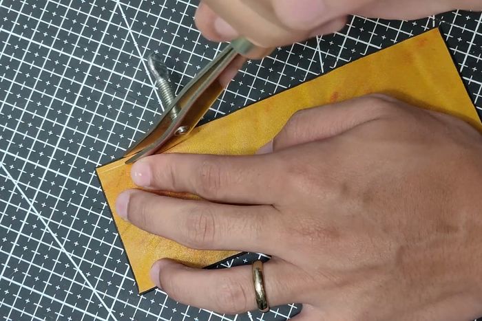 新手也能做！DIY皮质笔袋教程，轻松收纳你的文具-第9张图片-趣作屋