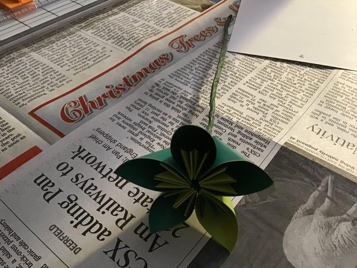 超简单手工纸花制作教程,零成本DIY装饰花-第11张图片-趣作屋 超简单手工纸花制作教程,零成本DIY装饰花-第11张图片-趣作屋