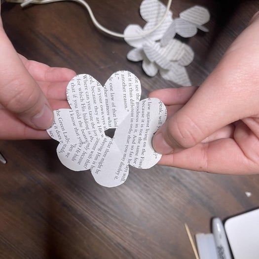 20分钟搞定！用旧书页手工制作纸玫瑰书签教程-第15张图片-趣作屋