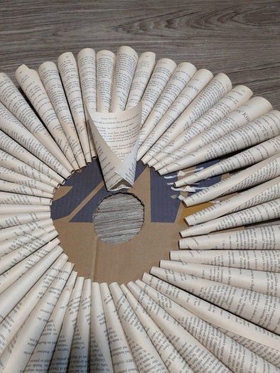 旧书DIY复古风装饰花环教程-第10张图片-趣作屋 旧书DIY复古风装饰花环教程-第10张图片-趣作屋