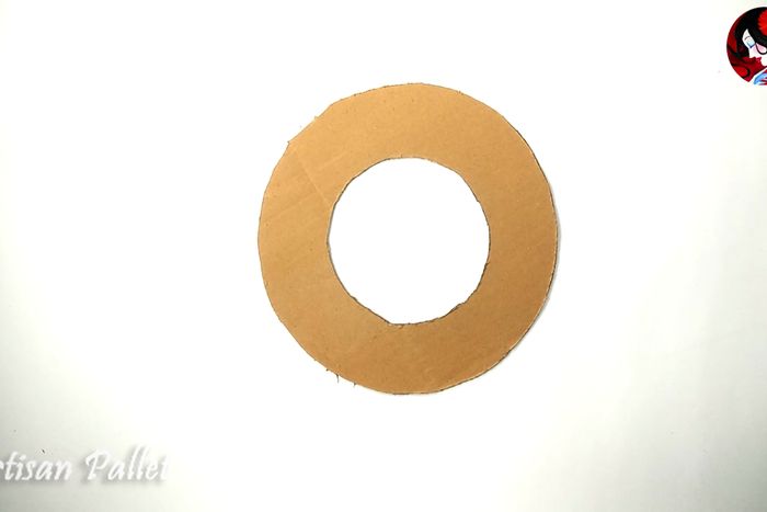 用回收材料做墙面挂饰，超简单纸艺卷手工教程-第3张图片-趣作屋