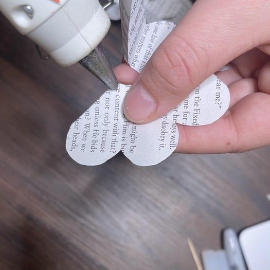 20分钟搞定！用旧书页手工制作纸玫瑰书签教程-第12张图片-趣作屋