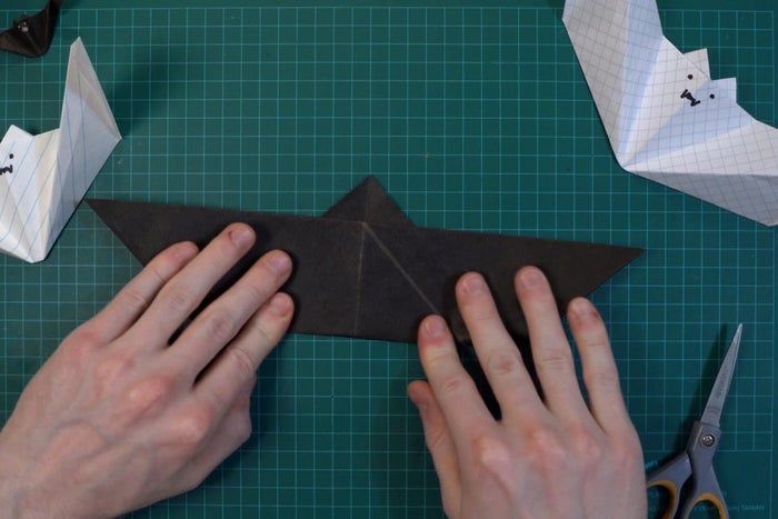 超简单折纸蝙蝠教程,万圣节装饰轻松做-第6张图片-趣作屋 超简单折纸蝙蝠教程,万圣节装饰轻松做-第6张图片-趣作屋