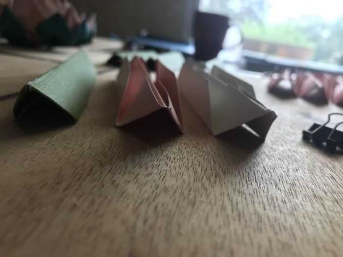 零基础也能轻松折出莲花折纸变体,附详细步骤与创意装饰-第13张图片-趣作屋 零基础也能轻松折出莲花折纸变体,附详细步骤与创意装饰-第13张图片-趣作屋